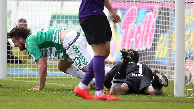 Auf allen Vieren bejubelt Ilir Azemi seinen Treffer zum 2:1.