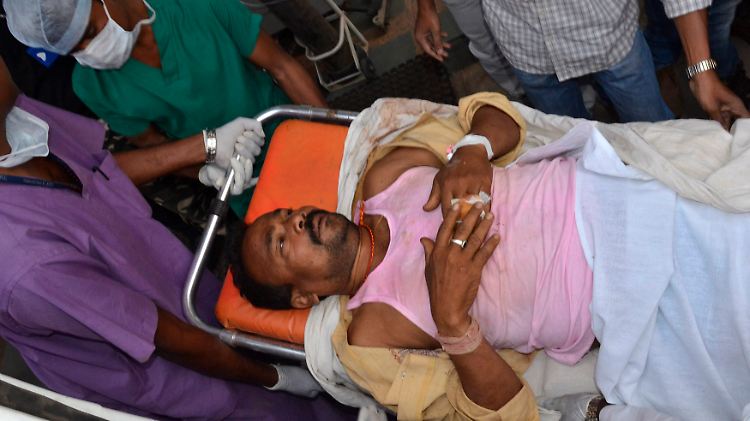 Ein verletzter Wahlhelfer in Chhattisgarh wird ins Krankenhaus gebracht.