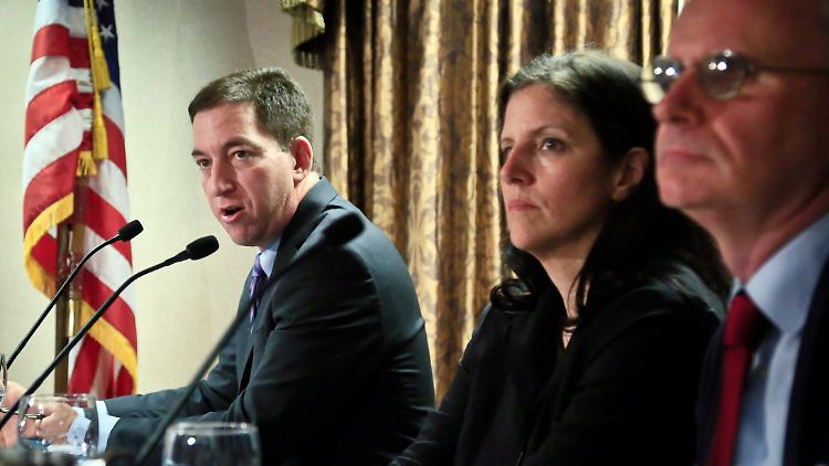 Die Enthüllungsjournalisten bei der preisverleihung von links nach rechts: Greenwald, Poitras und MacAskill.