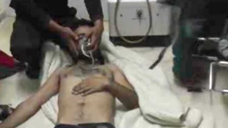 Bilder von im Internet verbreiteten Amateurvideos zeigen Menschen, die in einem Krankenhaus in Kfar Zeita nördlich von Damaskus mit Sauerstoff versorgt werden.