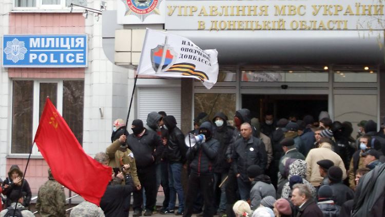 Pro-russische Demonstranten vor der Hauptpolizei in Donetsk. Die Lage in der Ostukraine ist unübersichtlich.