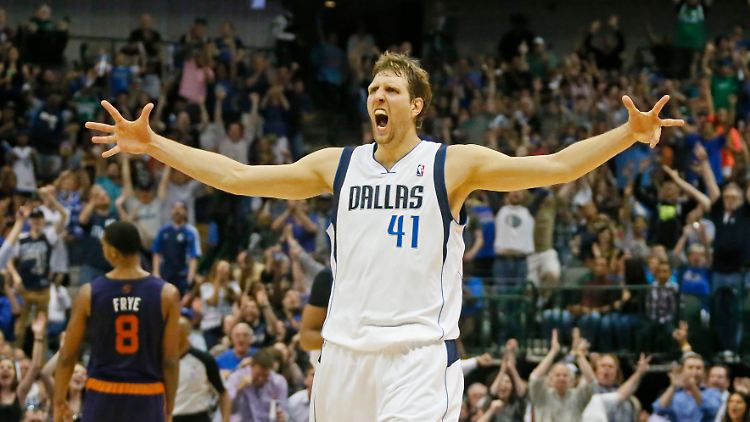 Basketball-Superstar Nowitzki feiert den Playoff-Einzug in gewohnter Manier.
