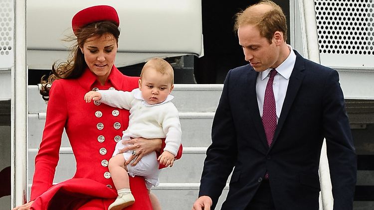 Kate, George und William bei ihrer Ankunft im neuseeländischen Wellington: Noch ist kein verräterischer Babybauch zu sehen.
