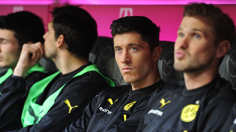 "Wir haben schon so viele große Spieler verloren, das haben wir immer aufgefangen und das werden wir auch diesmal": Robert Lewandowski - auf der Bank.