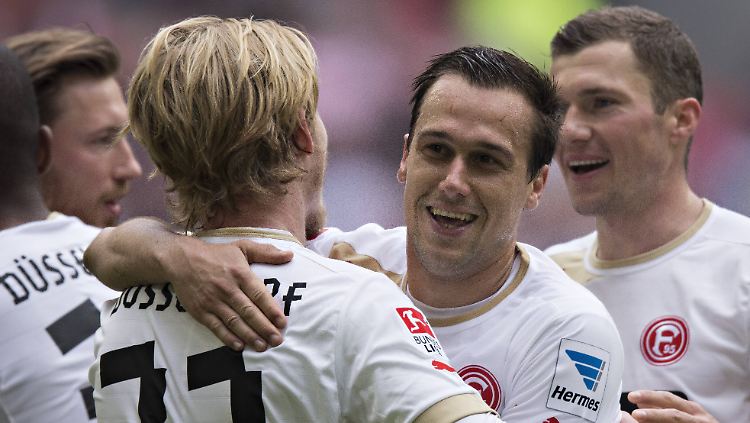 Düsseldorfer Torjubel: Ben Halloran und Michael Liendl.