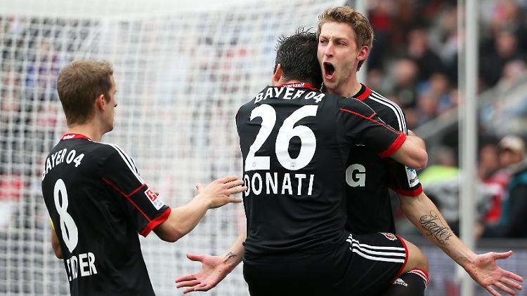 Fix dabei: Leverkusens Stefan Kießling freut sich über sein Führungstor.