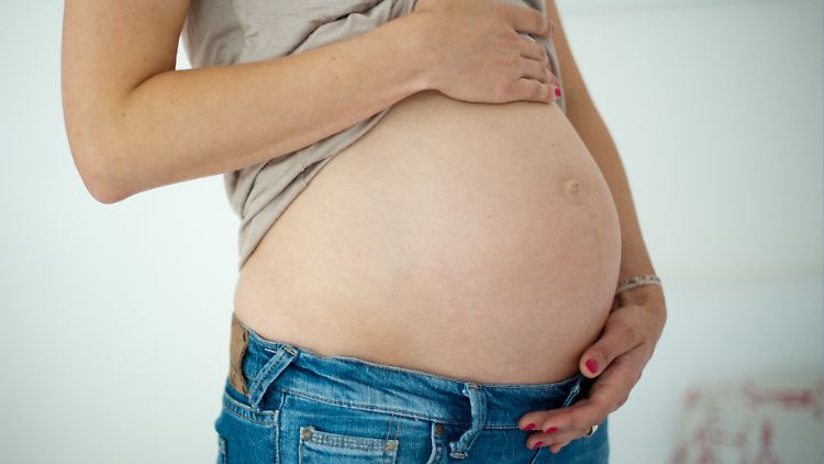 Unfreillige Leihmutter: Wessen Kinder die Frau bekommt, konnte die Klinik bisher nicht feststellen.