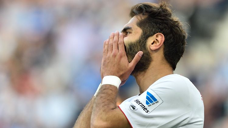 Augsburgs Halil Altintop kommt nicht zum Treffer. Der Club hat nun kaum noch eine Chance auf seine erste Teilnahme in der Europa League.