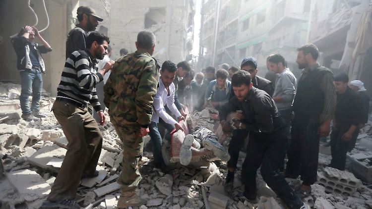 In Duma, einem Vorort von Damaskus, gingen an diesem Sonntag wieder Bomben des Regimes auf Zivilisten nieder. Es gibt mindestens 20 Tote zu beklagen, darunter mehrere Kinder.