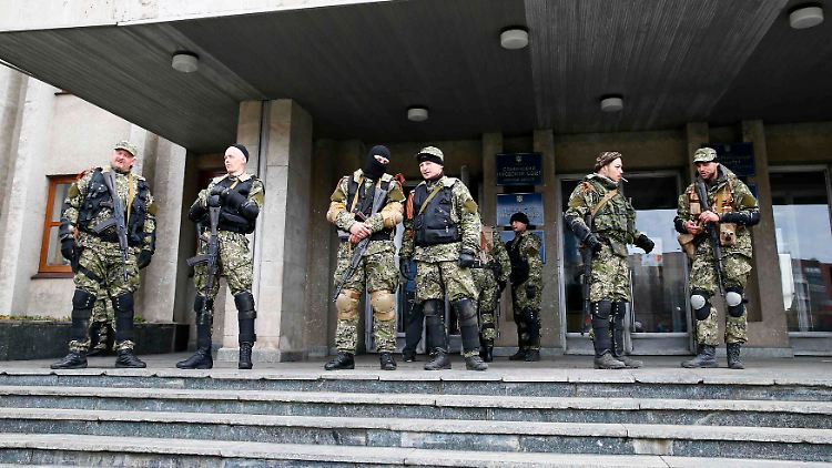 Pro-russische Milizen besetzen das Rathaus von Slawjansk.