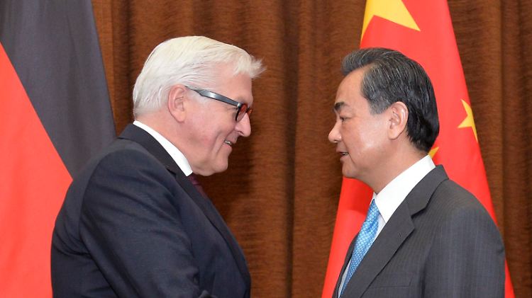 Kleinster gemeinsamer Nenner: Chinas Außenminister Wang Yi begrüßt Frank-Walter Steinmeier.