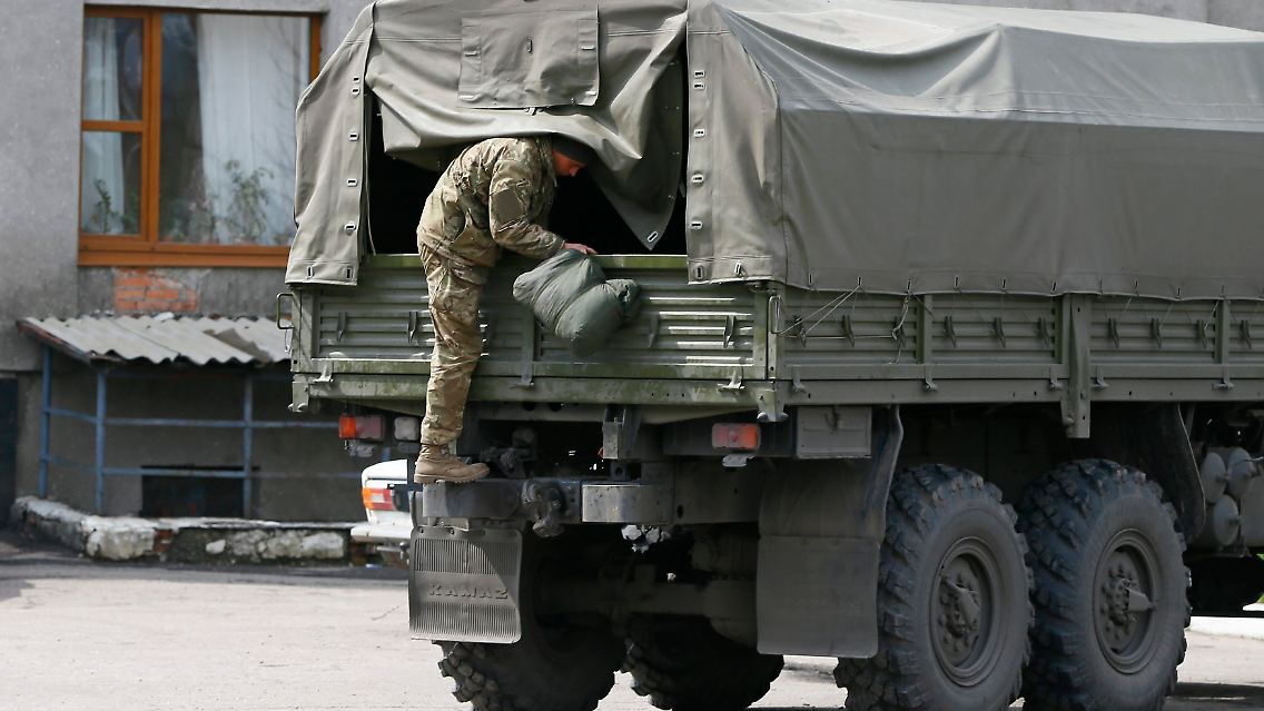 "Vieles deutet darauf hin, dass die in der Ostukraine bewaffneten Gruppen Unterstützung aus Russland erhalten", sagte die stellvertretende Sprecherin der Bundesregierung, Christiane Wirtz.