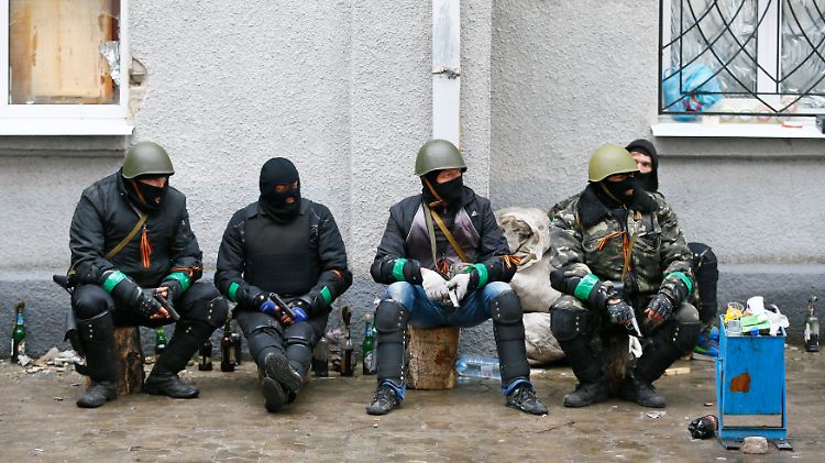 Waffen, Bier, Revolution: Vermummte prorussische Belagerer in der Nähe der Polizeizentrale in Slawjansk.