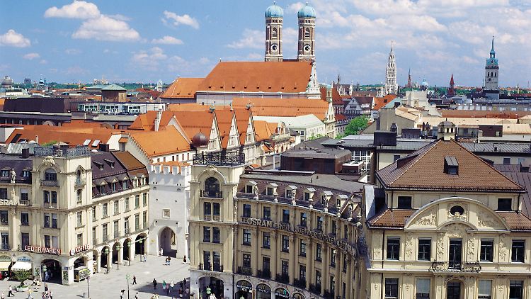 Die Innenstadt mit den Doppeltürmen der Frauenkirche als Wahrzeichen.
