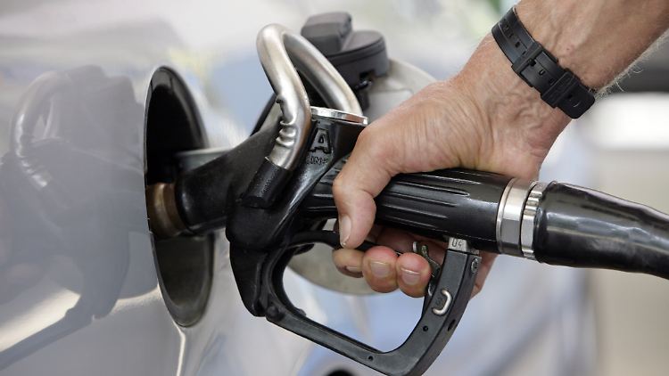 Die Spritpreise könnten künftig etwas langsamer steigen - trotz höherem CO2-Preis.