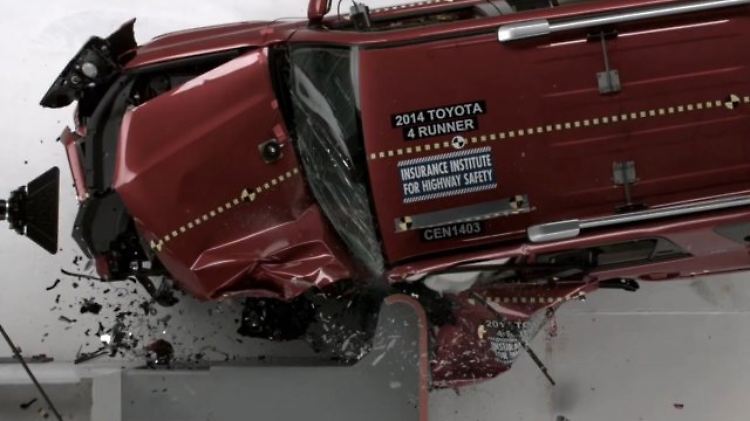 Die Prüfer untersuchten den sogenannten Frontalaufprall mit geringer Überlappung. Damit ist der Fall gemeint, dass das Auto nicht auf gesamter Breite oder mit einem Großteil der Front auf ein Hindernis prallt, sondern nur mit einer Ecke der Front.