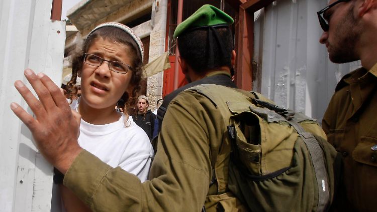Ein israelischer Junge beobachtet einen Streit zwischen Siedlern und Palästinensern in Hebron.