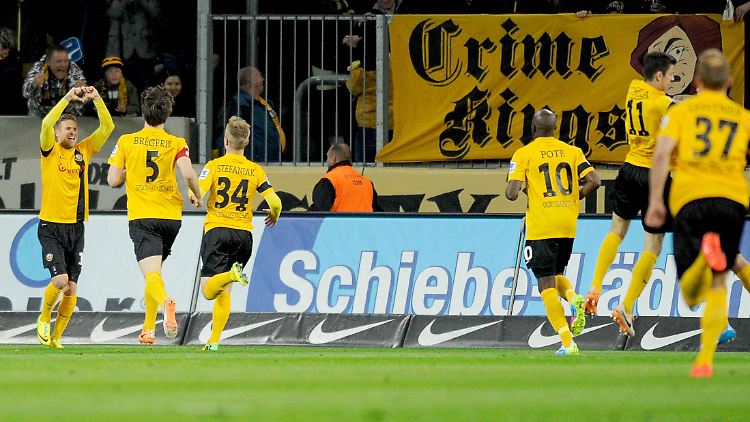 Die Dresdener jubeln nach dem 1:0 durch Tobias Kempe.