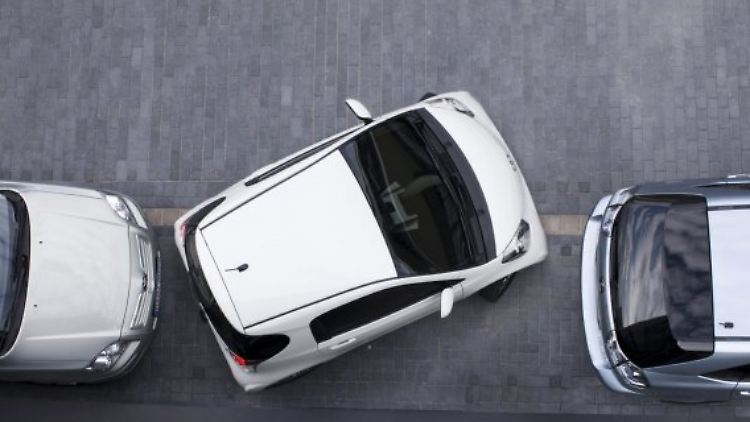 Platz ist auch in der kleinsten Lücke: Der Toyota iQ ist kaum länger als der Smart.