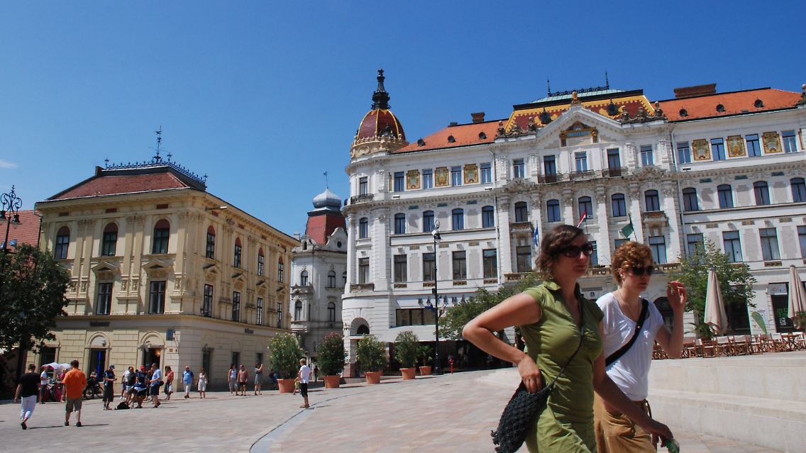 Marktplatz im Zentrum der 160.000-Einwohner-Stadt Pécs
