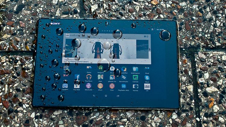 Eine Regendusche macht dem Sony Xperia Z2 nichts aus.