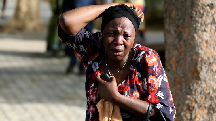 Boko Haram soll auch für den verheerenden Anschlag in Abuja verantwortlich sein. Diese Frau wartet auf die Nachricht, ob ihre Angehörigen den Anschlag überlebt haben.