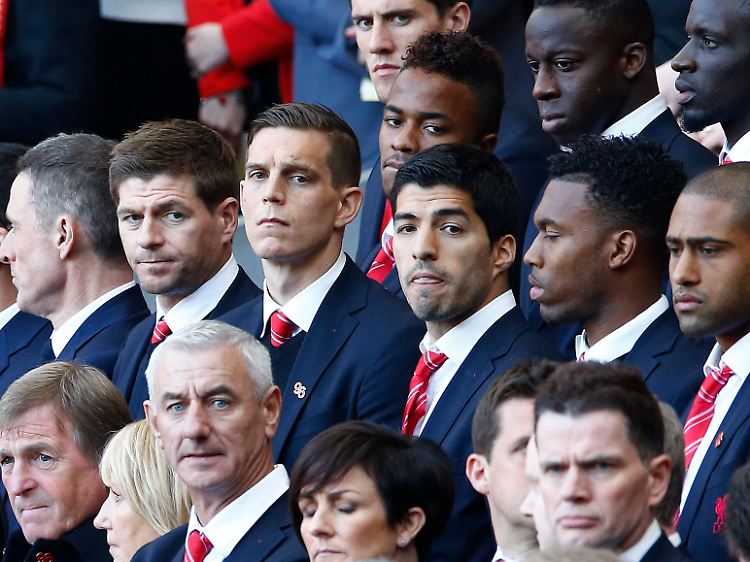 Steven Gerrard (2. Reihe, 2.v.l.), aktueller Kapitän des FC Liverpool, war von der Tragödie persönlich betroffen. Sein zehnjährige Cousin starb im Hillsborough-Stadion.