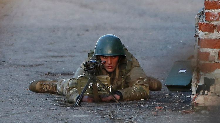 Ein ukrainischer Soldat gibt Feuerschutz auf dem Flughafen von Kramatorsk.