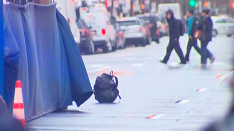 Der schwarze Rucksack steht herrenlos auf der Boylston Street.