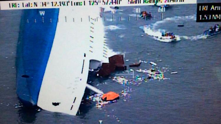 Das Schiff geriet aus unbekannter Ursache in Schieflage.