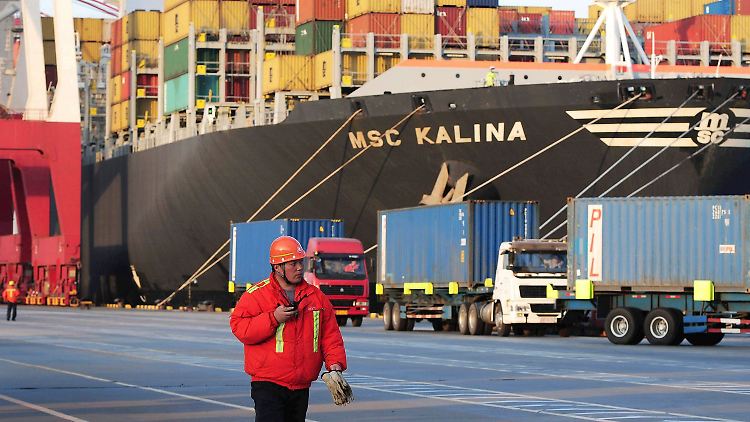 Am Hafen von Qingdao.