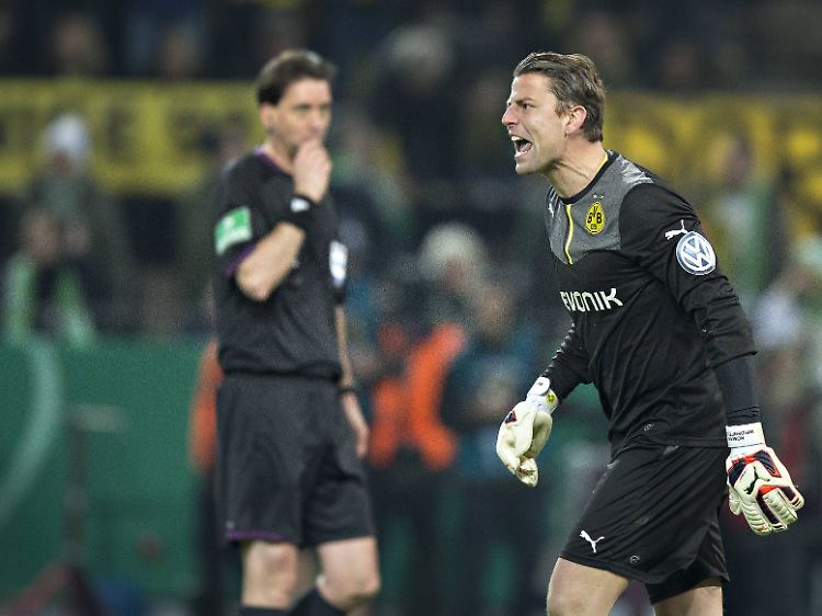 Schrei vor Unglück: BVB-Keeper Roman Weidenfeller nimmt sich Marco Reus verbal zur Brust.