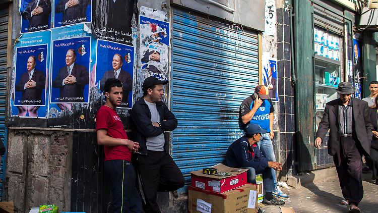 Wie viel kann die Jugend in Algerien noch mit den alten Eliten anfangen? Noch ein paar Jahre, schätzt Algerien-Kennerin Werenfels, dann wird das Totschlagargument vom Bürgerkrieg in den 1990ern die Menschen nicht mehr ruhigstellen.