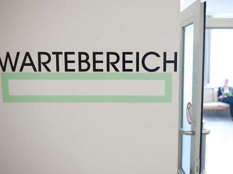Wer mit akuten Schmerzen in die Praxis kommt, sollte gleich darauf hinweisen - so kommt man möglicherweise schneller dran. Eine Behandlungspflicht gibt es aber nur für Notfälle.