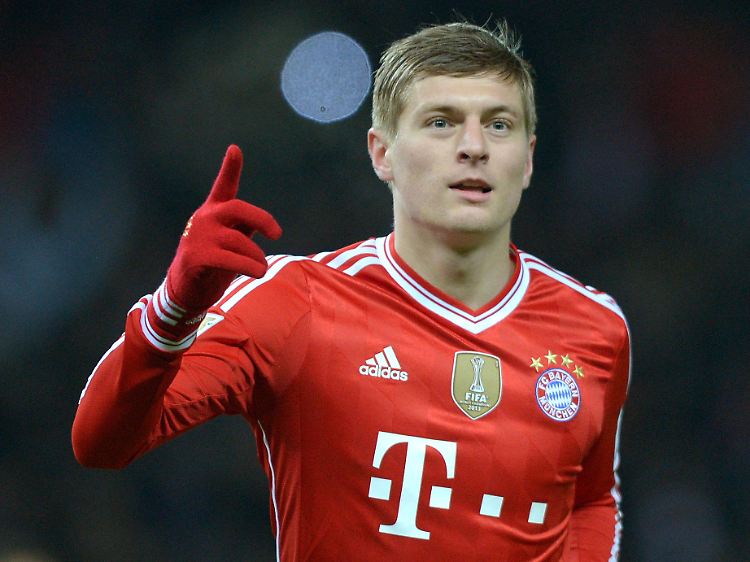 Toni Kroos will sich frühestens ab 2015 mit einem Wahnsinnsgehalt nach Manchester locken lassen.