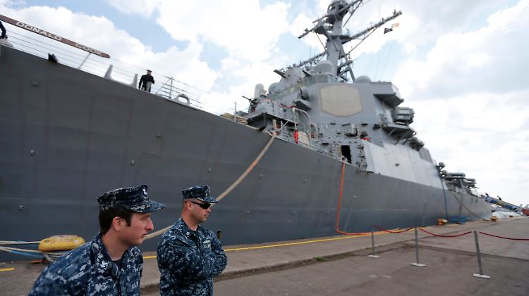 Im rumänischen Hafen von Constanta macht sich die Crew des US-Zerstörers Donald Cook bereit für eine Übung im Schwarzen Meer.