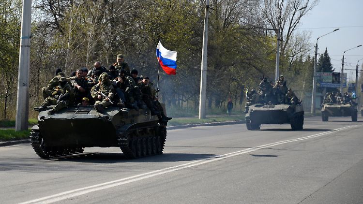 Panzer rollen durch die Ostukraine. Sind es russische Truppen oder russlandfreundliche Milizen?