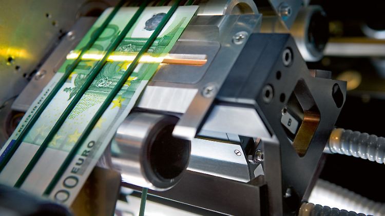 Geldscheine am laufenden Band: In der Qualitätsprüfung bei "Giesecke & Devrient" durchläuft das Papiergeld mehr als 50 Härtetests - von der Knittermaschine bis zum Säurebad.