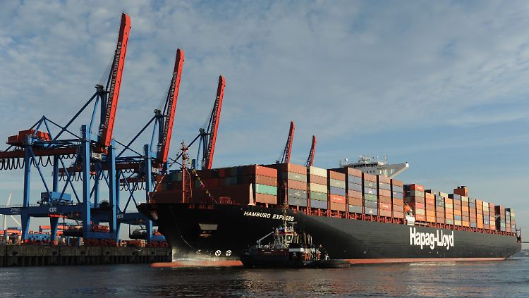 Neuer Partner in Südamerika:Die "Hamburg Express" - ein Schiff der Hapag Lloyd - macht auf der Elbe am Containerterminal Altenwerder fest (Archivbild). 