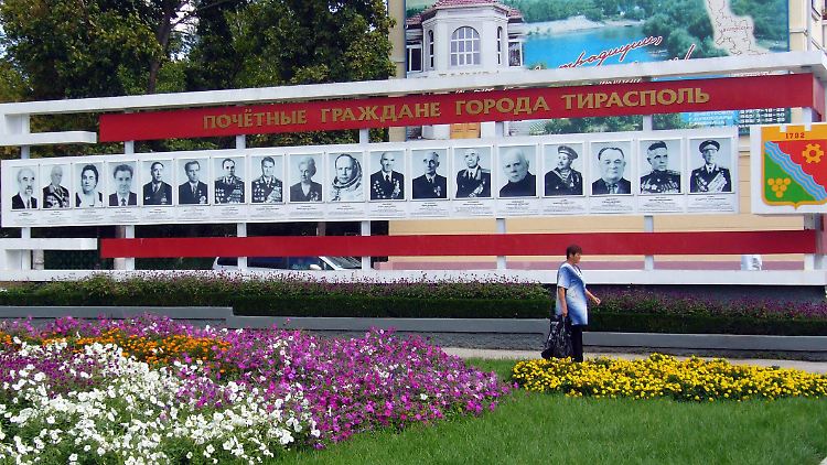 Szene aus Tiraspol, der Hauptstadt Transnistriens. Im Hintergrund eine Ehrentafel mit Bildern von Bürgern, die sich um die international nicht anerkannte Republik verdient gemacht haben.