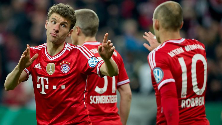 Thomas Müller (l) und Arjen Robben jubeln über das 3:0 durch Müllers verwandelten Elfmeter.