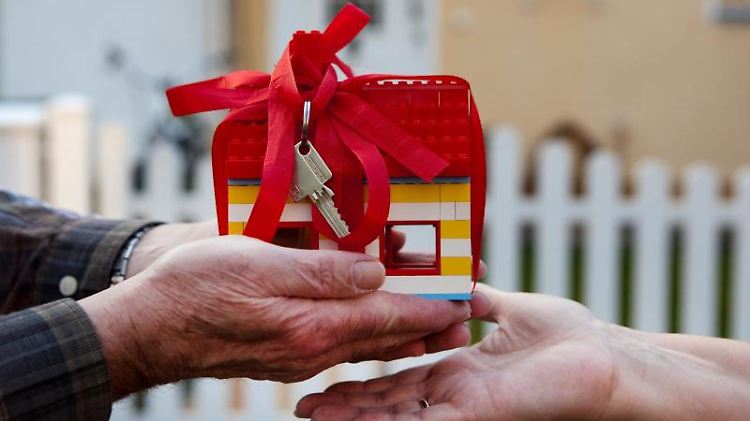 Wer mit dem Lebenspartner nicht verheiratet ist, sollte über eine Schenkung nachdenken.