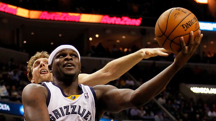 Einen Schritt zu spät: Zach Randolph geht an Dirk Nowitzki vorbei.