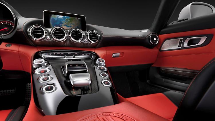 Alle typischen Merkmale eines Sportwagen-Cockpits sind vorhanden.