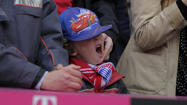 Laaaangweilig! Findet auch dieser kleine Fußballfan.