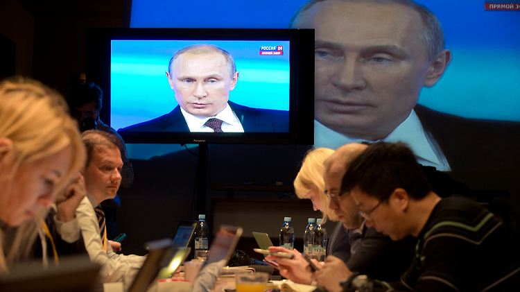 Putin stellt in im russischen Fernsehen den Fragen des Volkes - und nutzt die Gelegenheit, den Ukraine-Konflikt aus seiner Sicht zu erklären.
