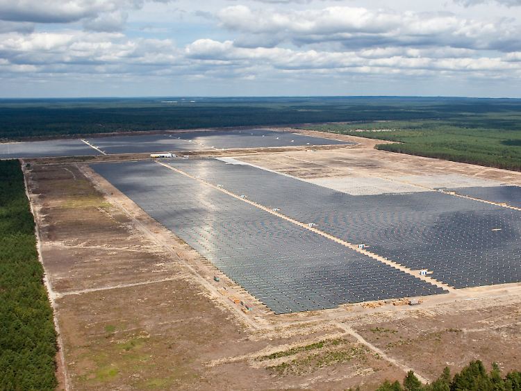 Ein Passus im Energiewirtschaftsgesetz erlaubt die Abschaltung von Photovoltaik- oder Windkraftanlagen, wenn die Sicherheit der Stromversorgung in Gefahr ist.