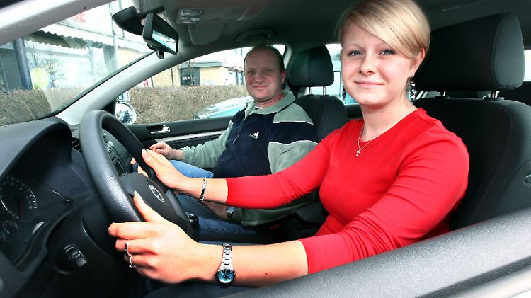 Bis zum 18. Geburtstag darf man nur in Begleitung eines erfahrenen Erwachsenen ans Steuer.