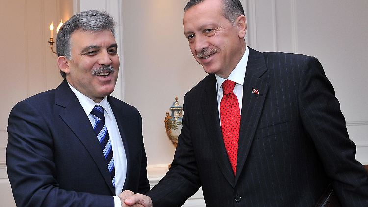 Güls (l.) Erklärung könnte der Türöffner für Erdogan (r.) sein.