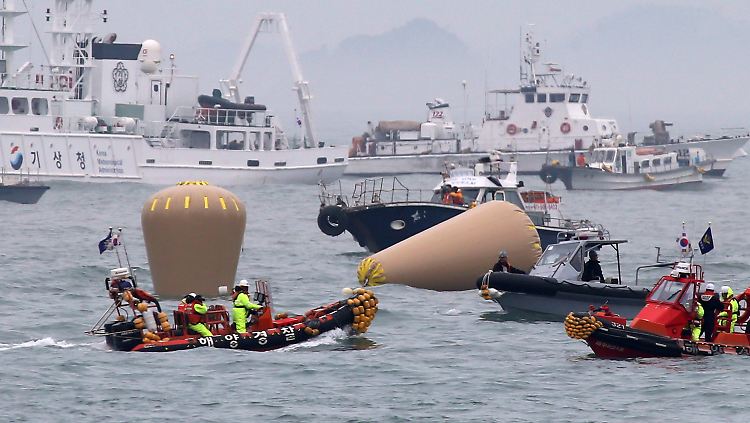 Große Bojen markieren den letzten Ort, bevor die Fähre im Meer versank.